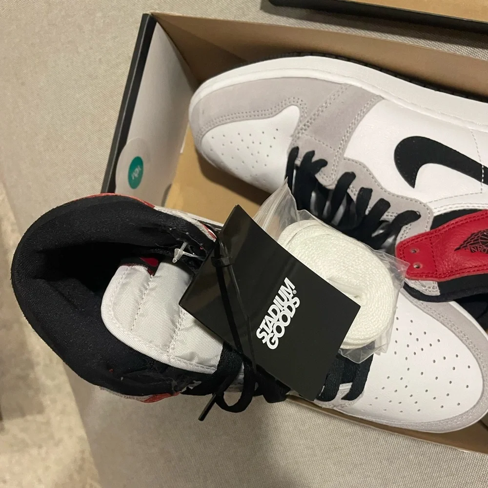 New Jordan 1 Retro High. “Light Smoke Grey” - Picture 2 of 7